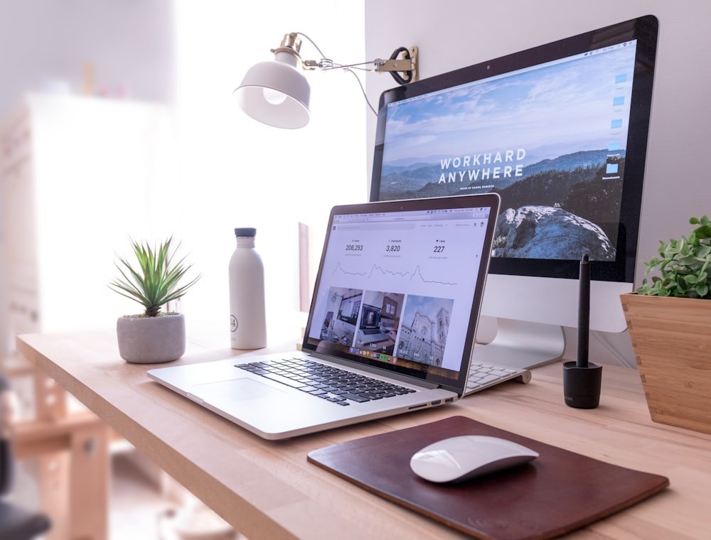 Escritorio de trabajo con un sitio web en pantalla