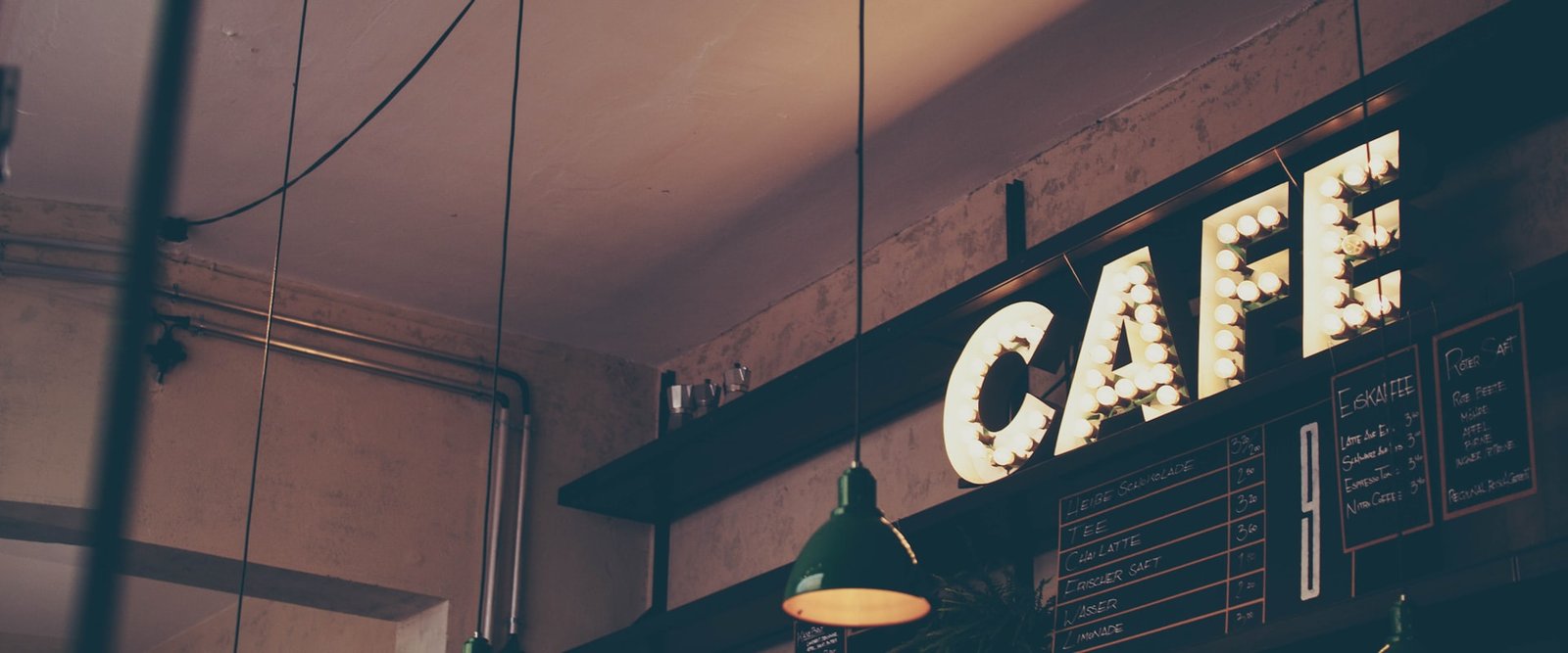 Cartel luminoso de un café de especialidad