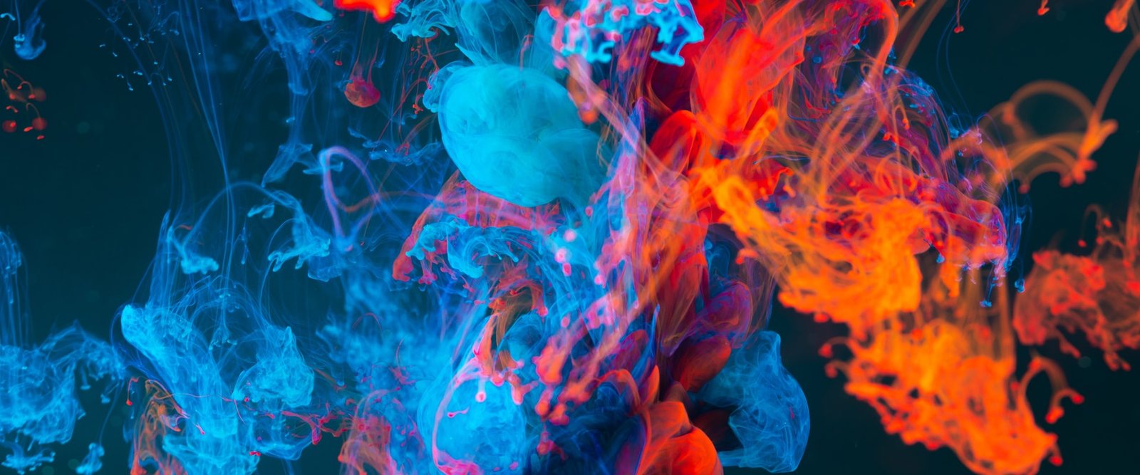 Tinta de color expandiéndose en agua