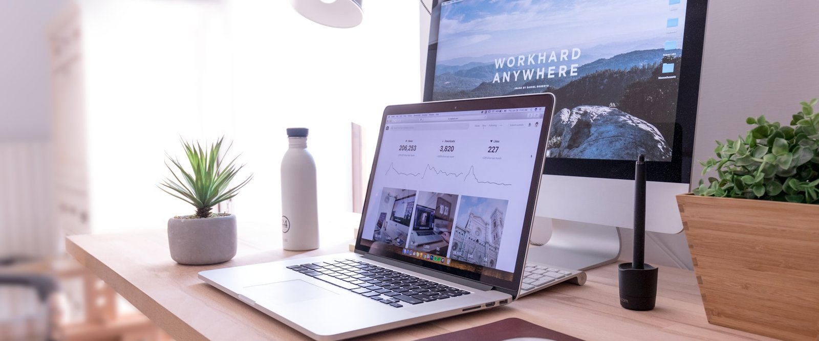 Notebook y monitor sobre un escritorio con un sitio web abierto